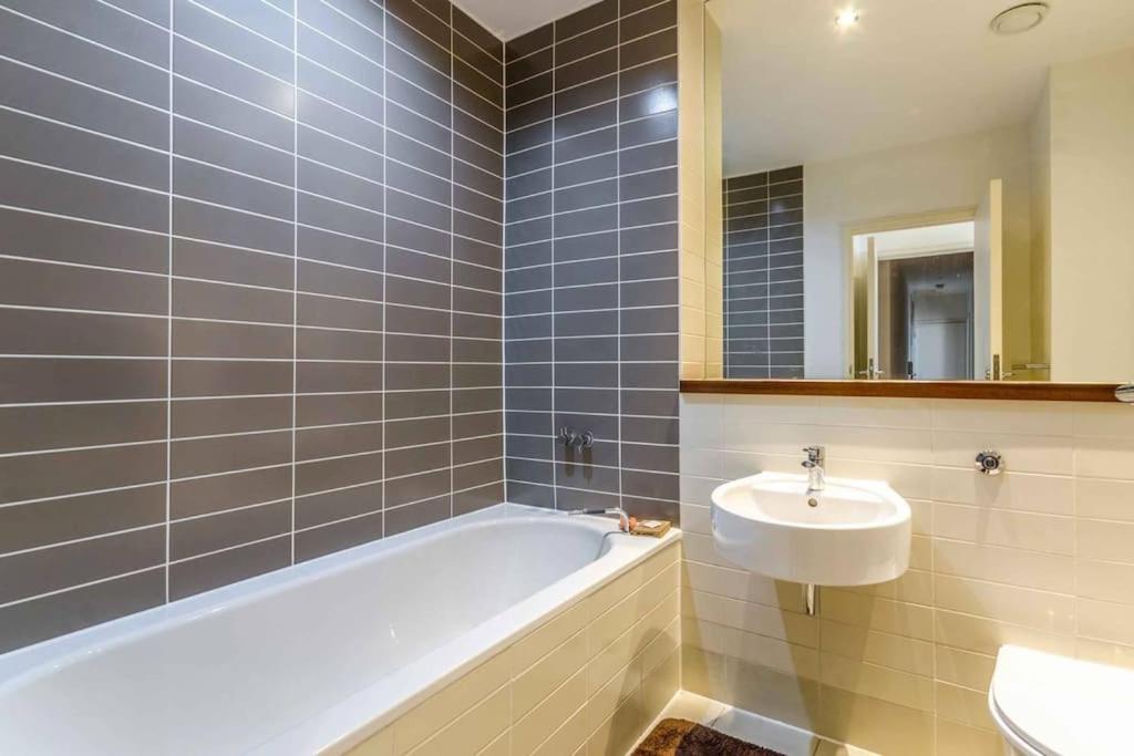 런던 Luxurious Flat Sunny, Quiet, Design, Lift, Balcony 아파트 외부 사진